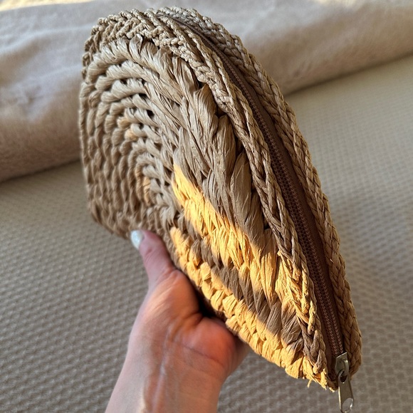 Crescent straw clutch - Picture 2 of 3